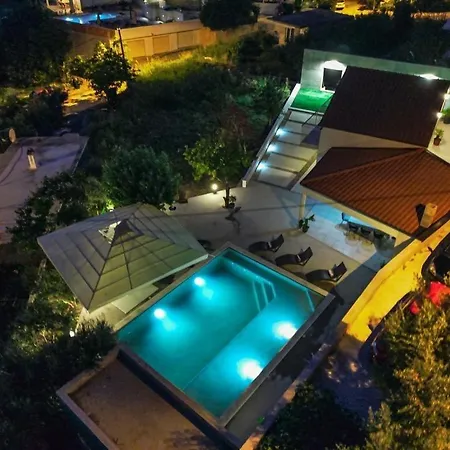 Vila Prestigious Seaside Luxury With Pool Split