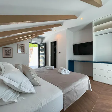 Prestigious Seaside Luxury With Pool Vila