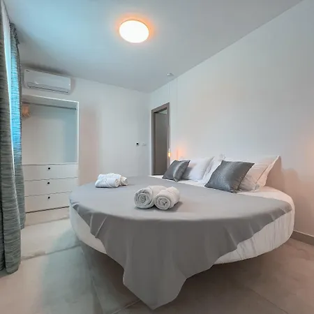 Prestigious Seaside Luxury With Pool Vila *