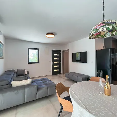 Vila Prestigious Seaside Luxury With Pool Split