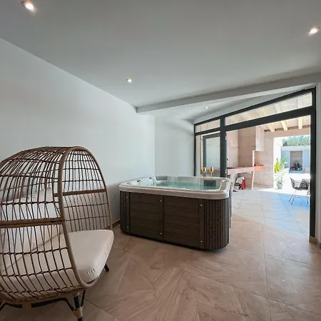 Prestigious Seaside Luxury With Pool Vila *