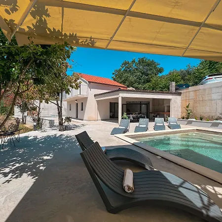 Prestigious Seaside Luxury With Pool Vila